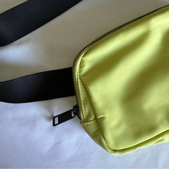 💛 Lululemon OG Everywhere Belt Bag - Lemon Vibe - Picture 5 of 8